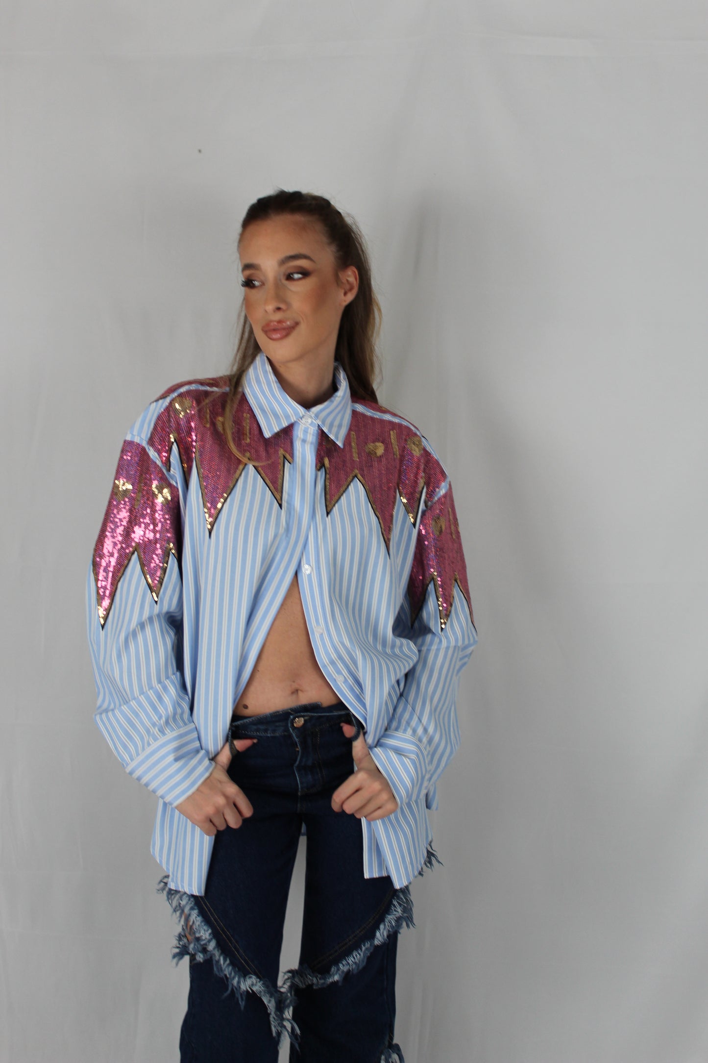 Camicia azzurra con paillettes rosa