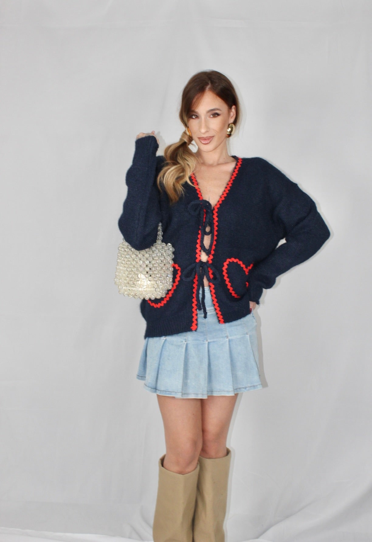 Cardigan blu con cuori rossi